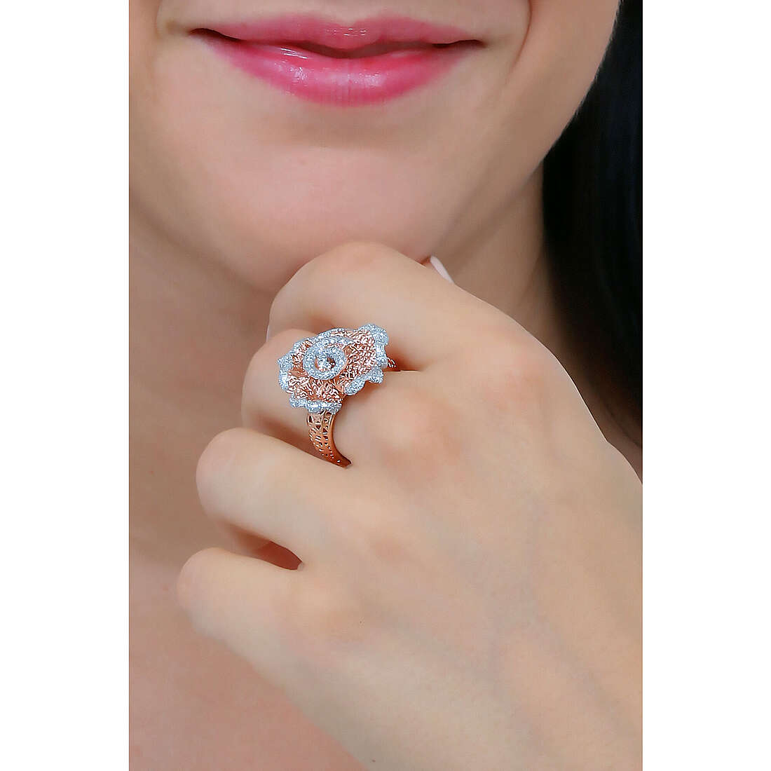 Ottaviani anelli Elegance donna 500453A indosso