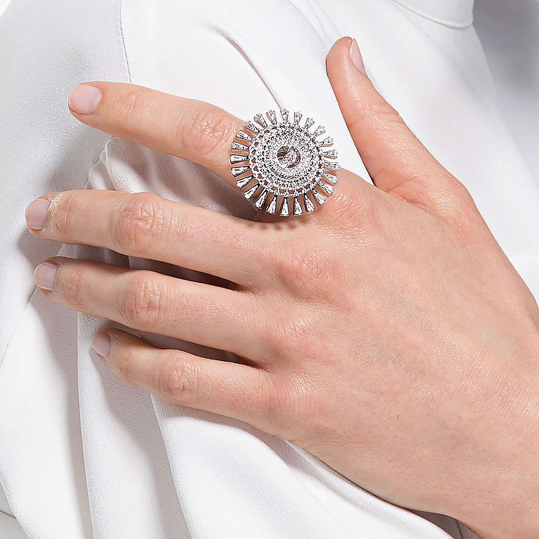 Swarovski anelli Sparkling donna 5572515 indosso