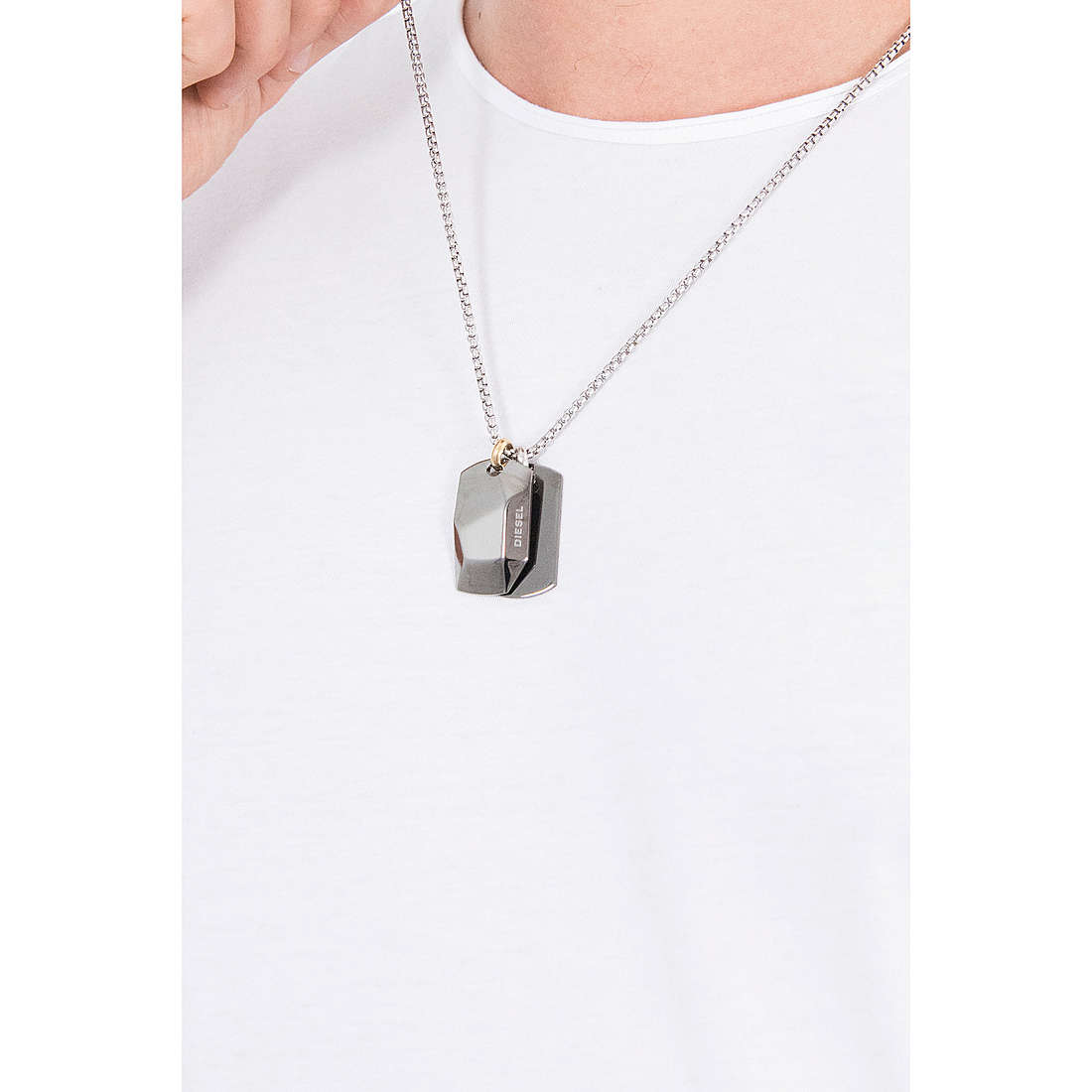 Diesel collane Double Dogtags uomo DX1143040 indosso