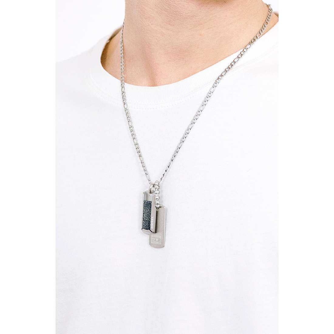 Diesel collane Double Dogtags uomo DX1246040 indosso