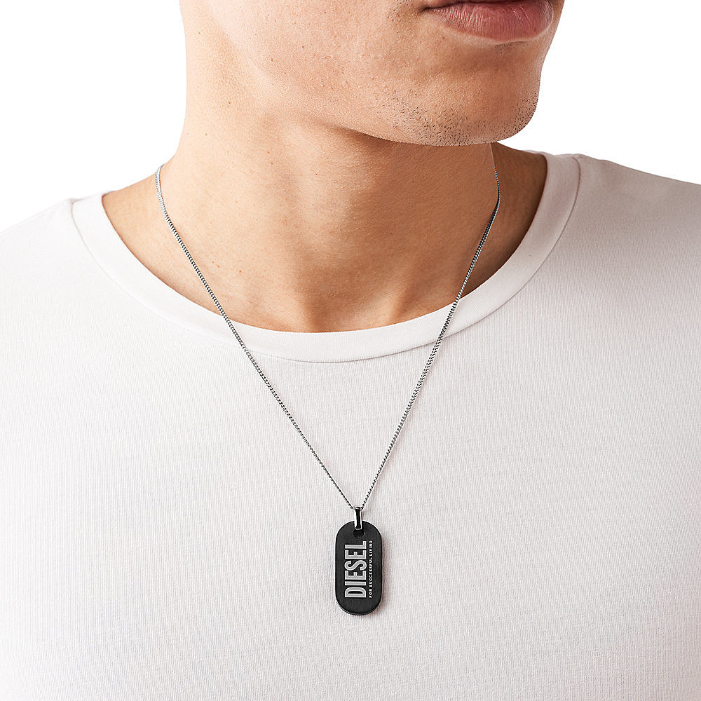 Diesel collane Single Dogtags uomo DX1349040 indosso