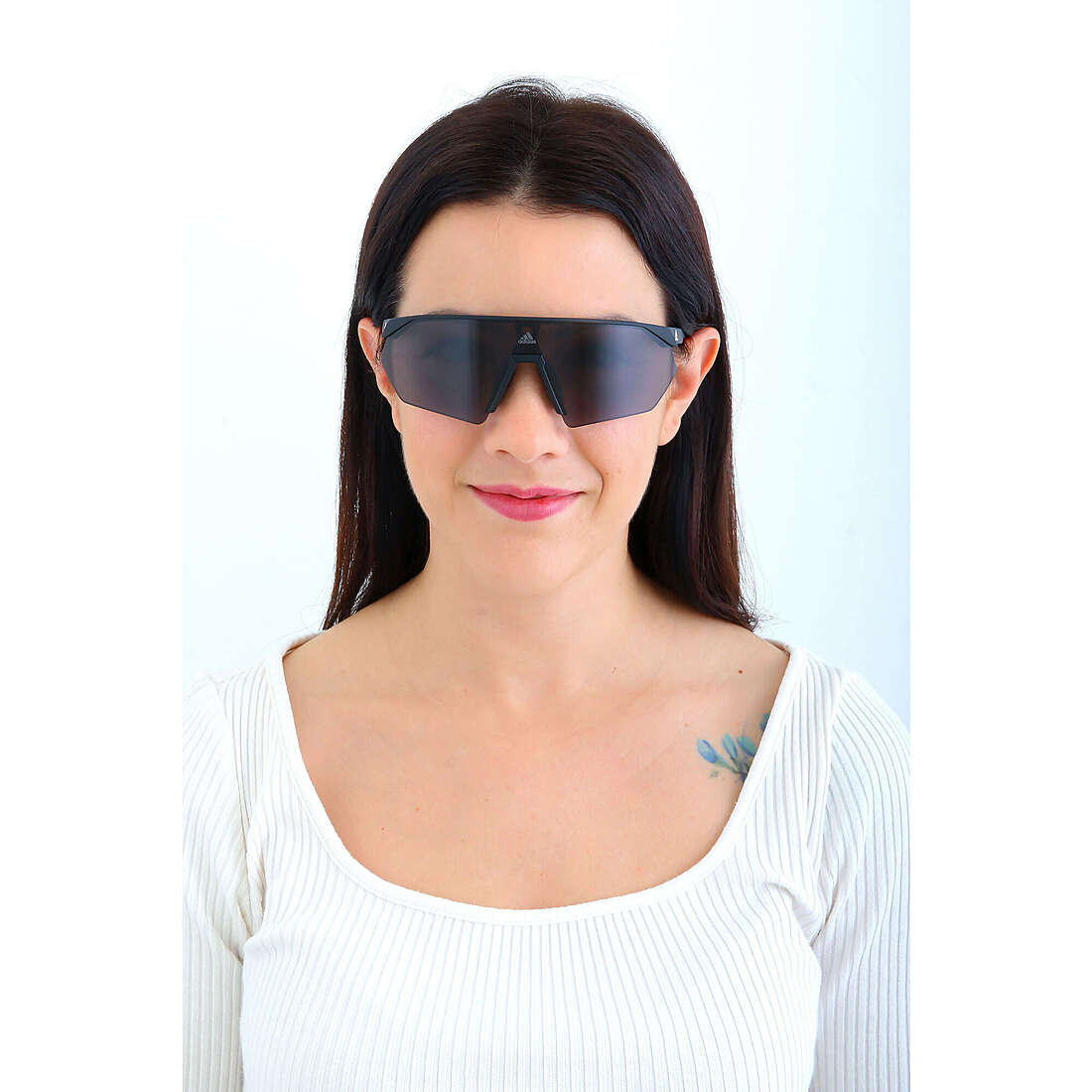 adidas Originals occhiali da sole donna SP00760002A indosso