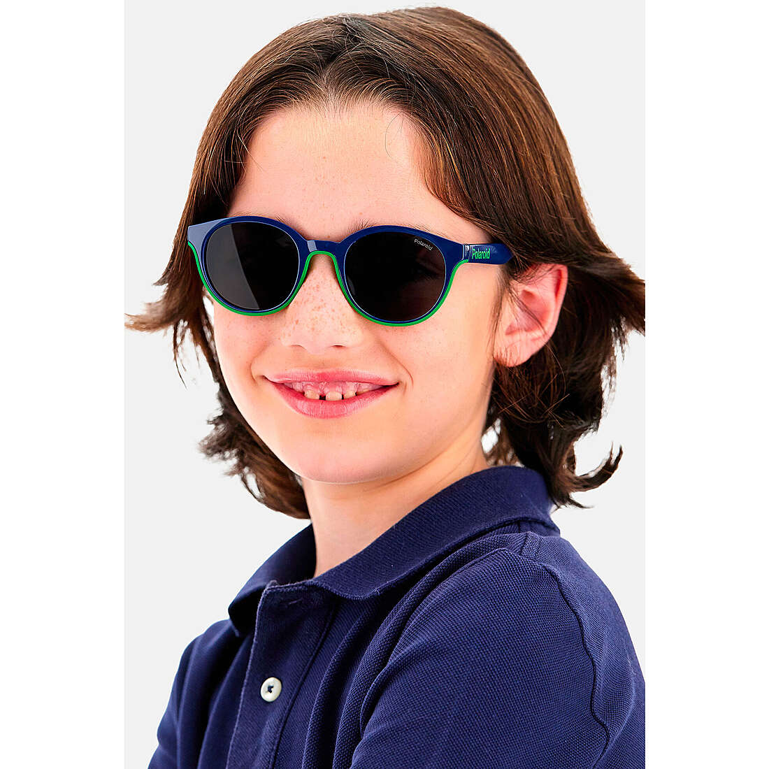 Polaroid occhiali da sole Kids bambino 203937RNB44M9 indosso