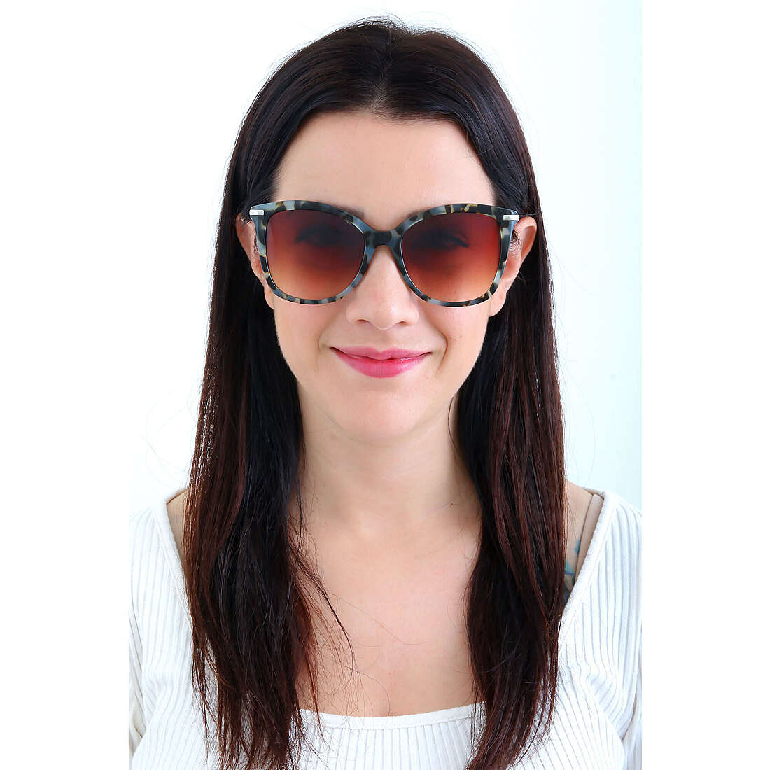 Calvin Klein occhiali da sole donna CK22514S5518444 indosso
