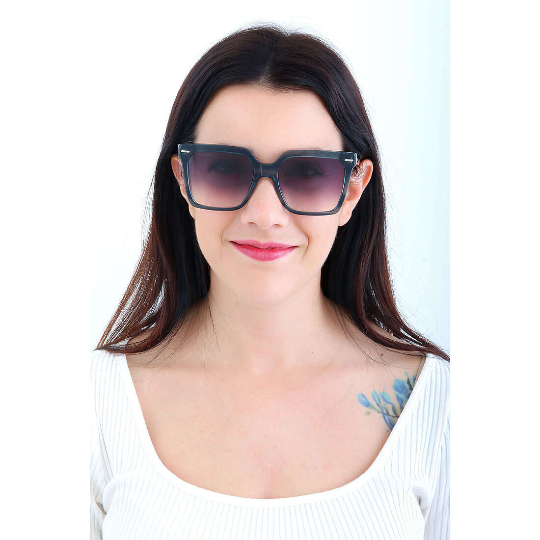 Calvin Klein occhiali da sole donna CK22534S5518431 indosso