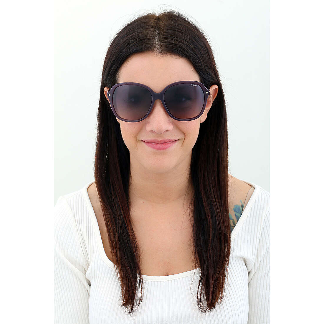 Polaroid occhiali da sole Essential donna 204313B3V60XW indosso