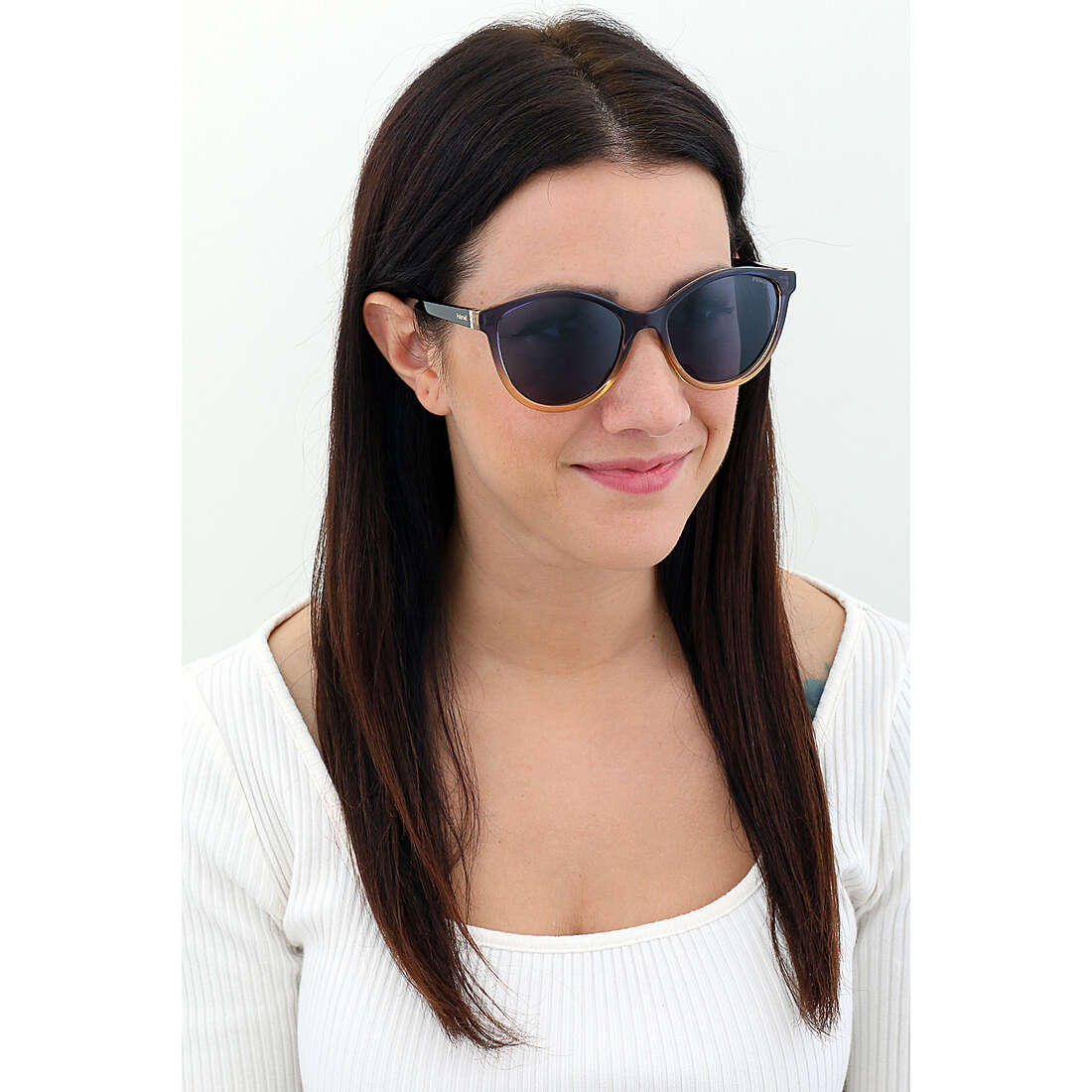 Polaroid occhiali da sole Essential donna 205335YRQ55C3 indosso