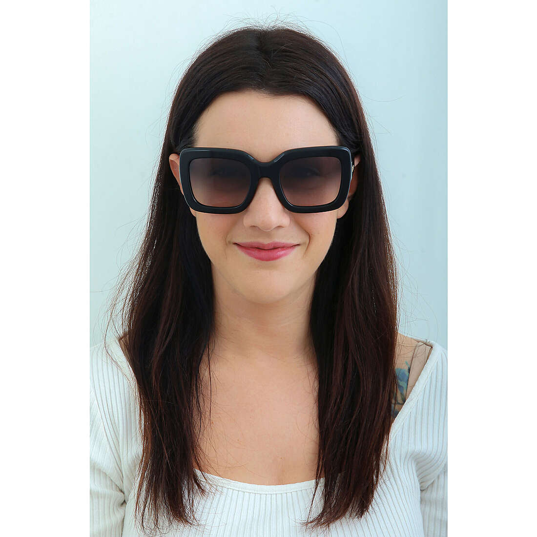 Nina Ricci occhiali da sole donna SNR3220700 indosso