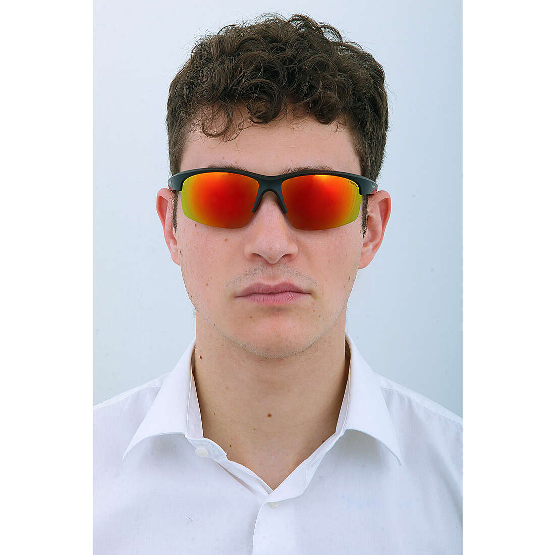 Polaroid occhiali da sole Sport uomo 201272OIT68OZ indosso