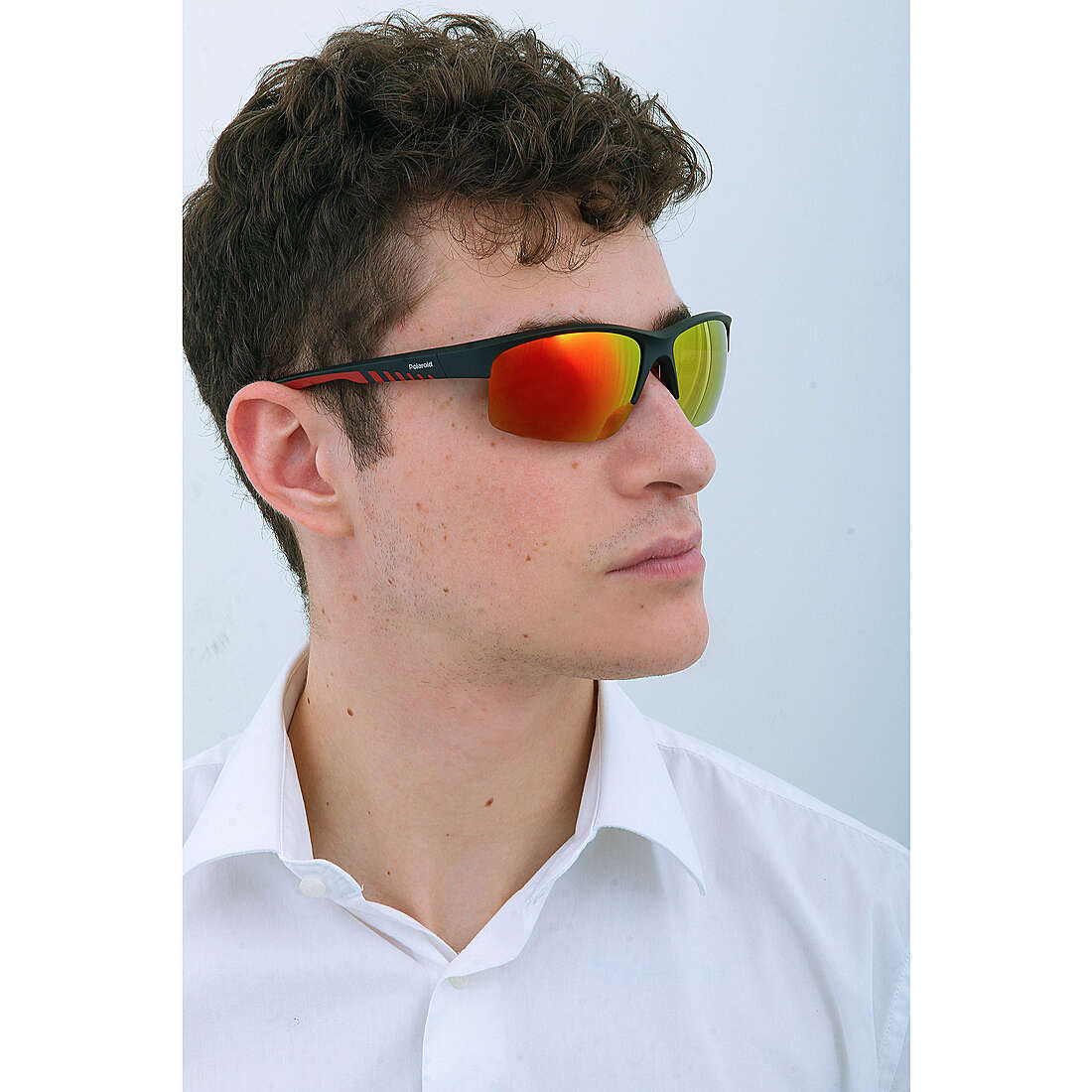 Polaroid occhiali da sole Sport uomo 201272OIT68OZ indosso