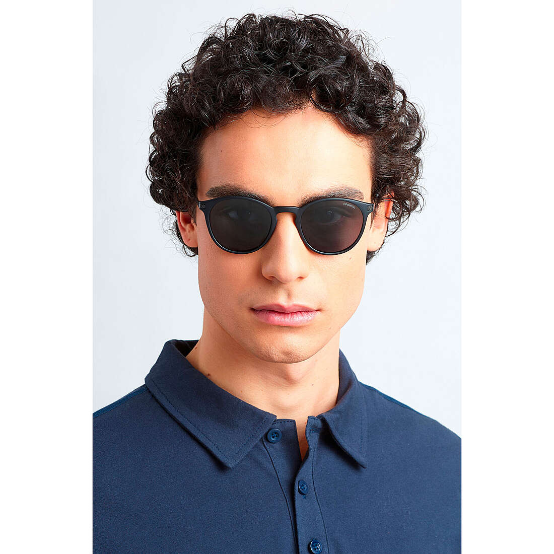 Polaroid occhiali da sole Essential uomo 20102300350M9 indosso