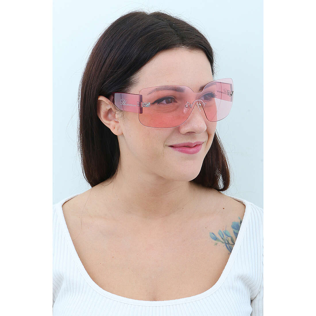 Blumarine occhiali da sole unisex SBM7990W11 indosso