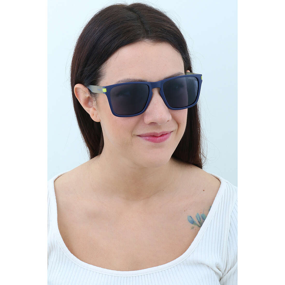Polaroid occhiali da sole Active - Old unisex 205716FLL56C3 indosso