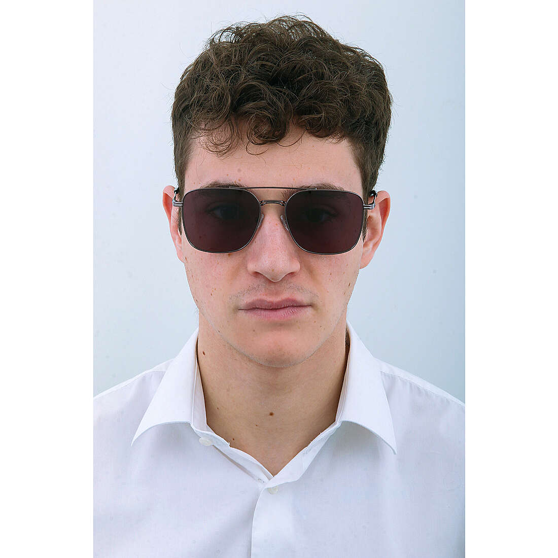 Calvin Klein occhiali da sole uomo CK22115S5718009 indosso