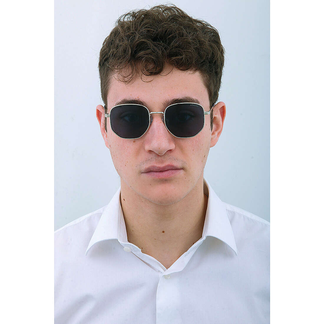 Polaroid occhiali da sole Essential uomo 2024493YG51C3 indosso