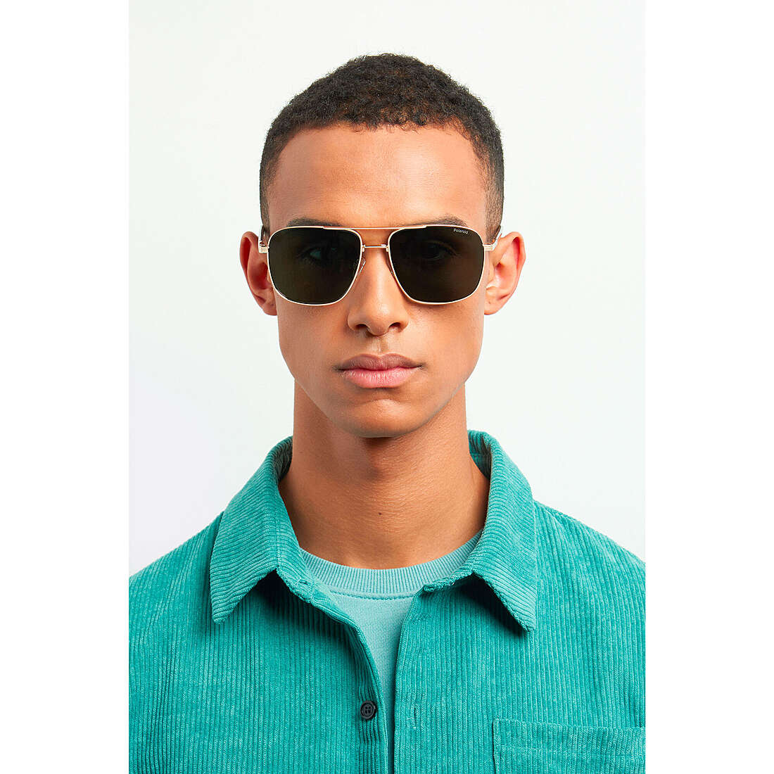 Polaroid occhiali da sole Essential uomo 205330J5G58UC indosso