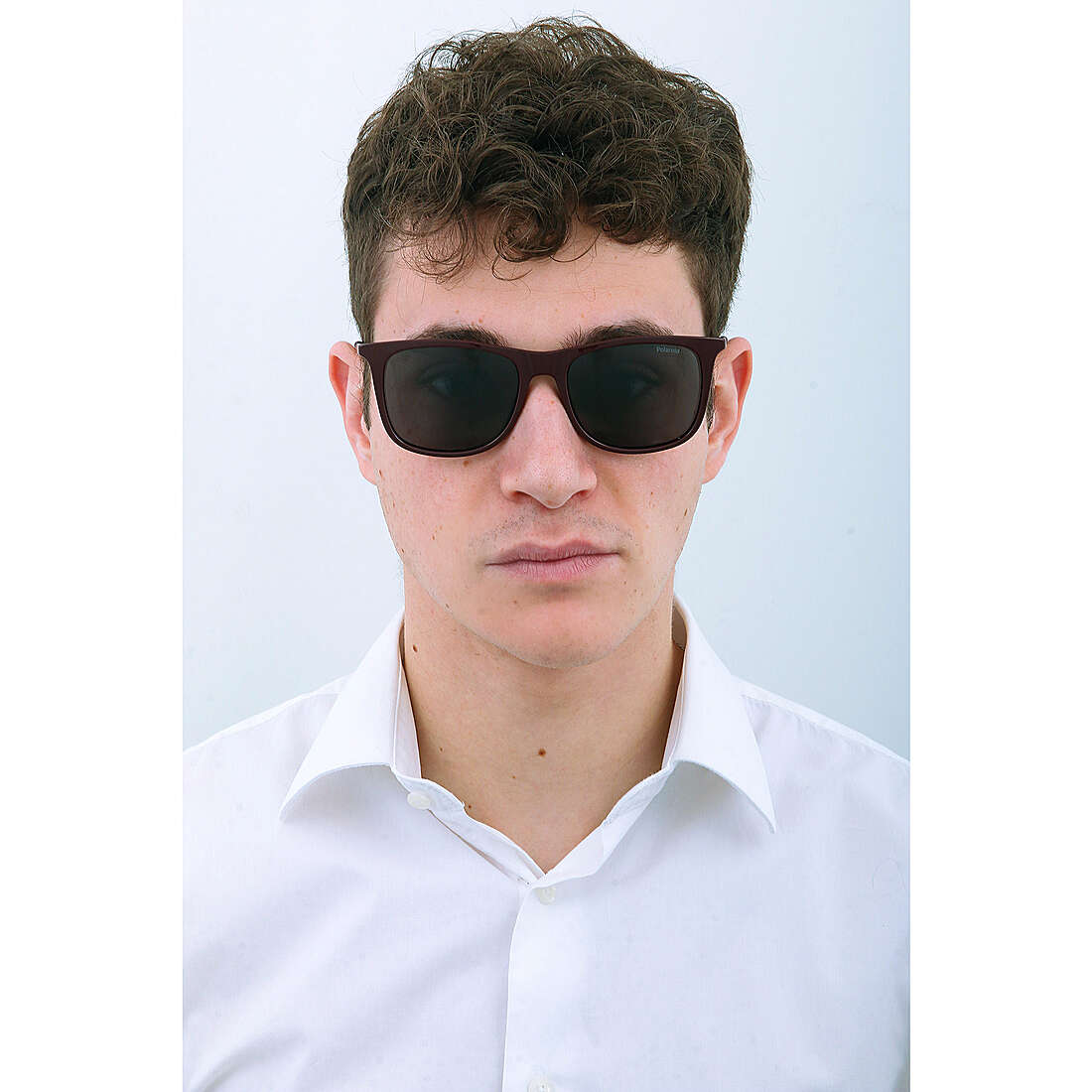 Polaroid occhiali da sole Essential uomo 205730LHF55M9 indosso
