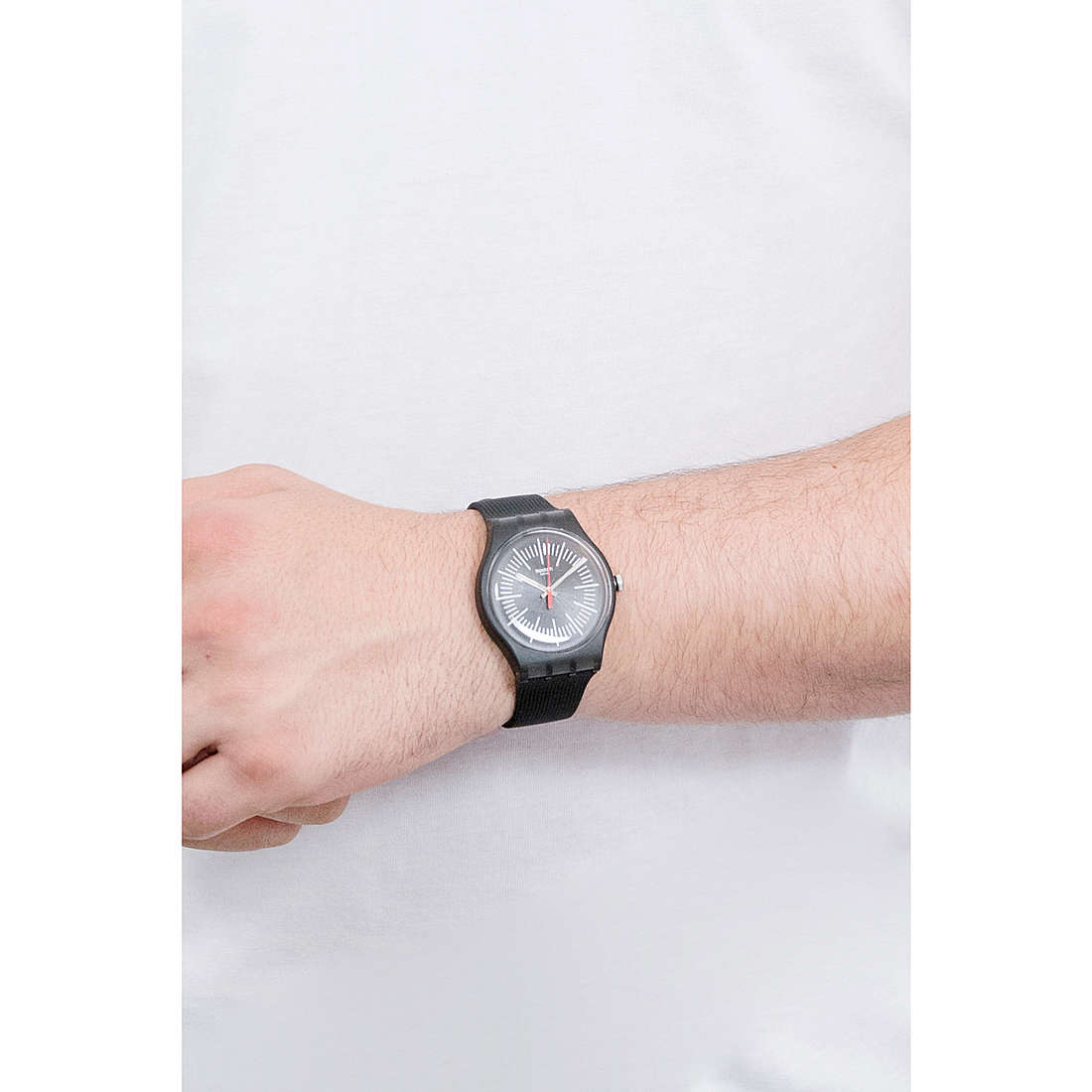 Swatch solo tempo Essentials uomo SUOB178 indosso