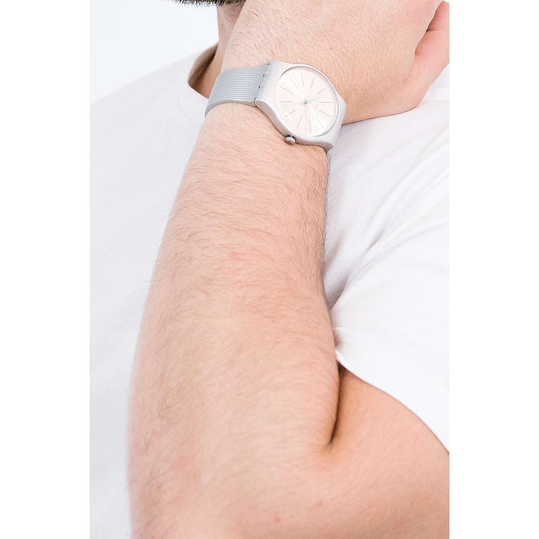 Swatch solo tempo Essentials uomo SUOM114 indosso