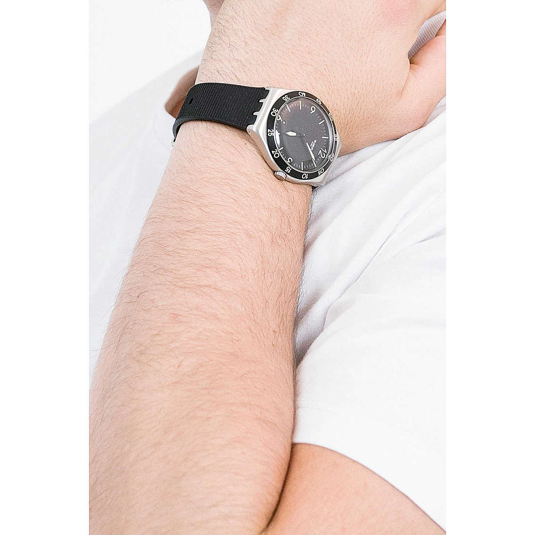 Swatch solo tempo Essentials uomo YWS454 indosso