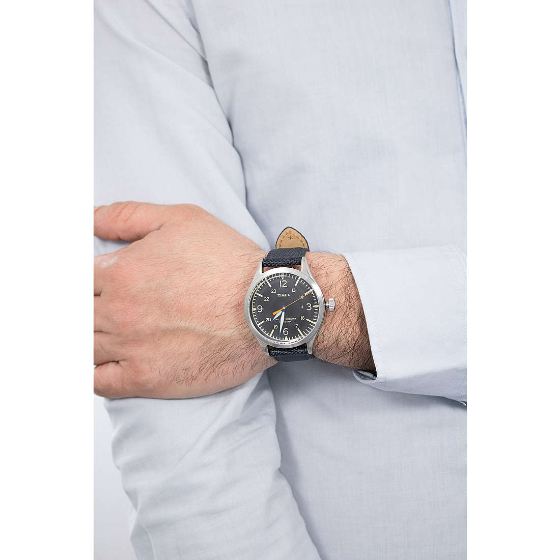 Timex solo tempo Waterbury Collection uomo TW2R38500 indosso