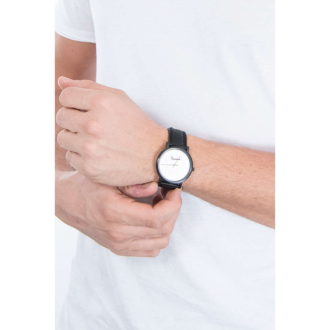 Vespa Watches solo tempo Classy uomo VA-CL01-BK-01SL-CP indosso