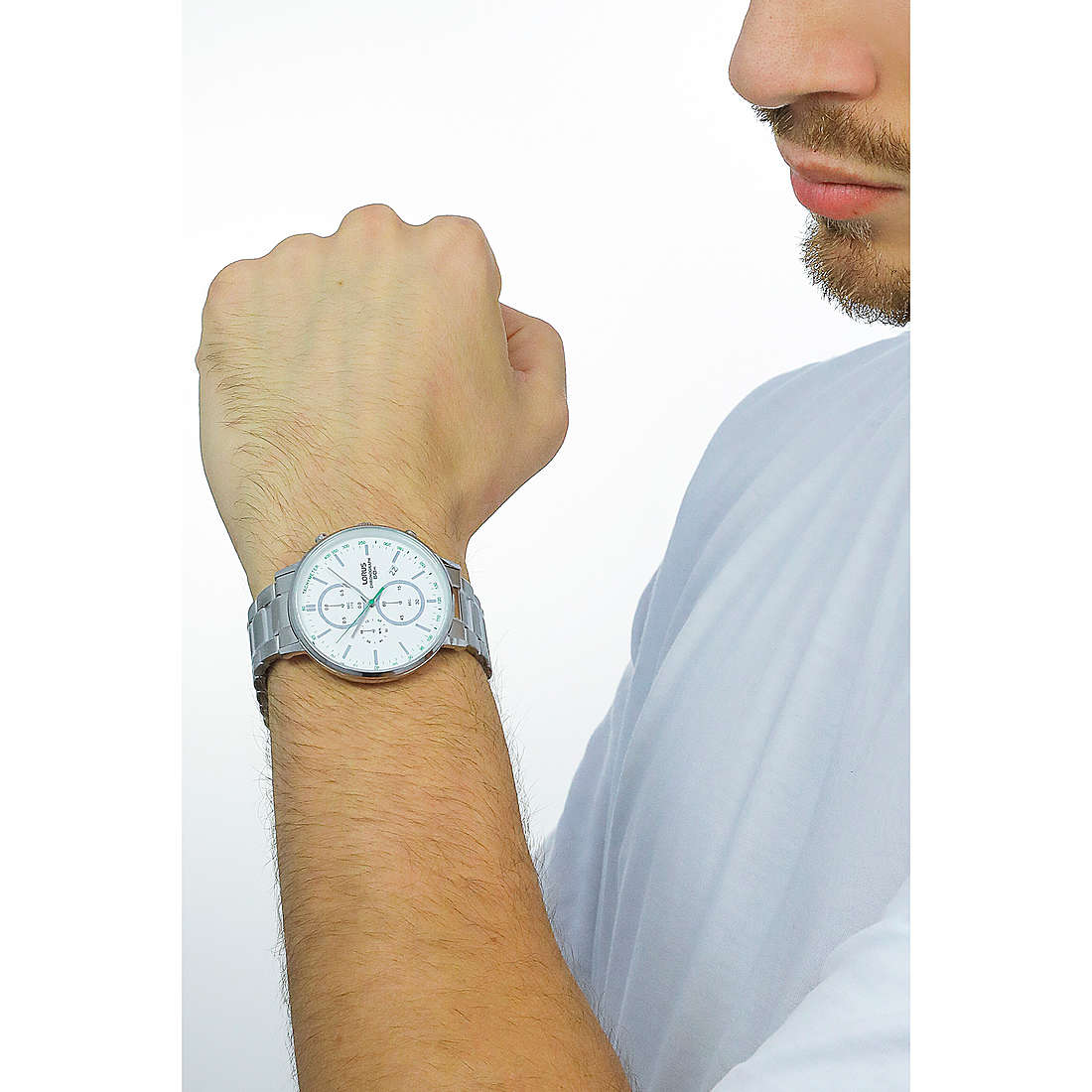Lorus cronografi Urban uomo RM361FX9 indosso