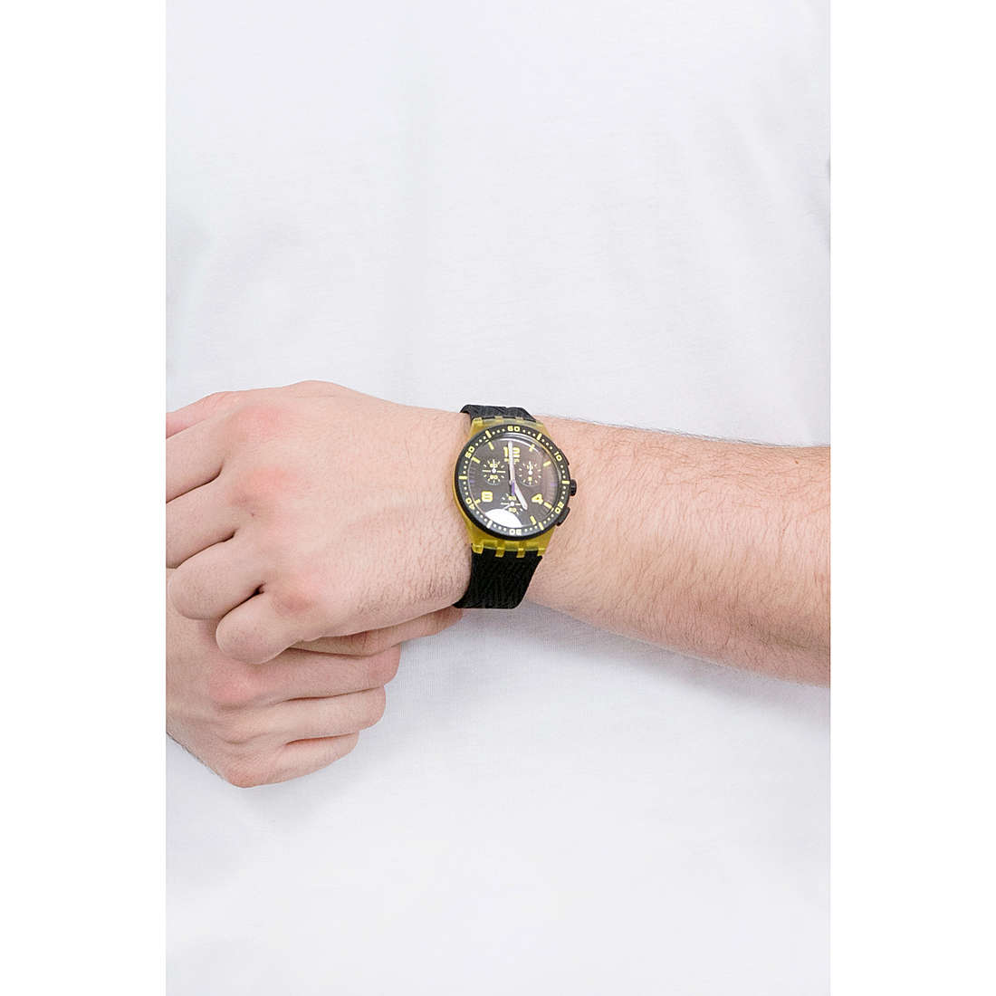 Swatch cronografi Essentials uomo SUSJ403 indosso