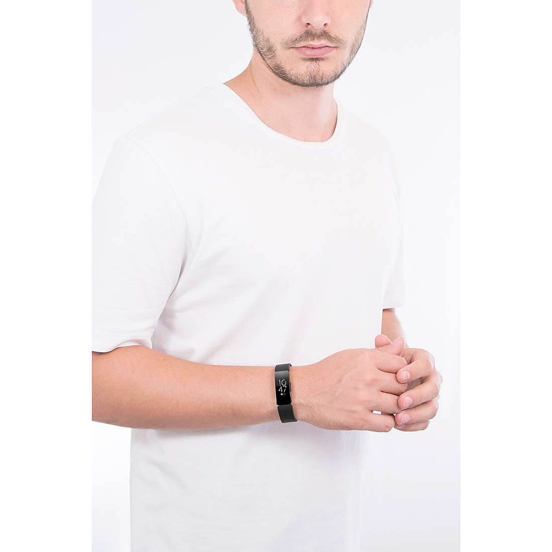 Fitbit digitali Inspire uomo FB413BKBK indosso