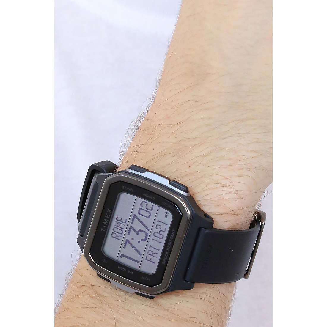 Timex digitali Shibuya uomo TW5M29000SU indosso