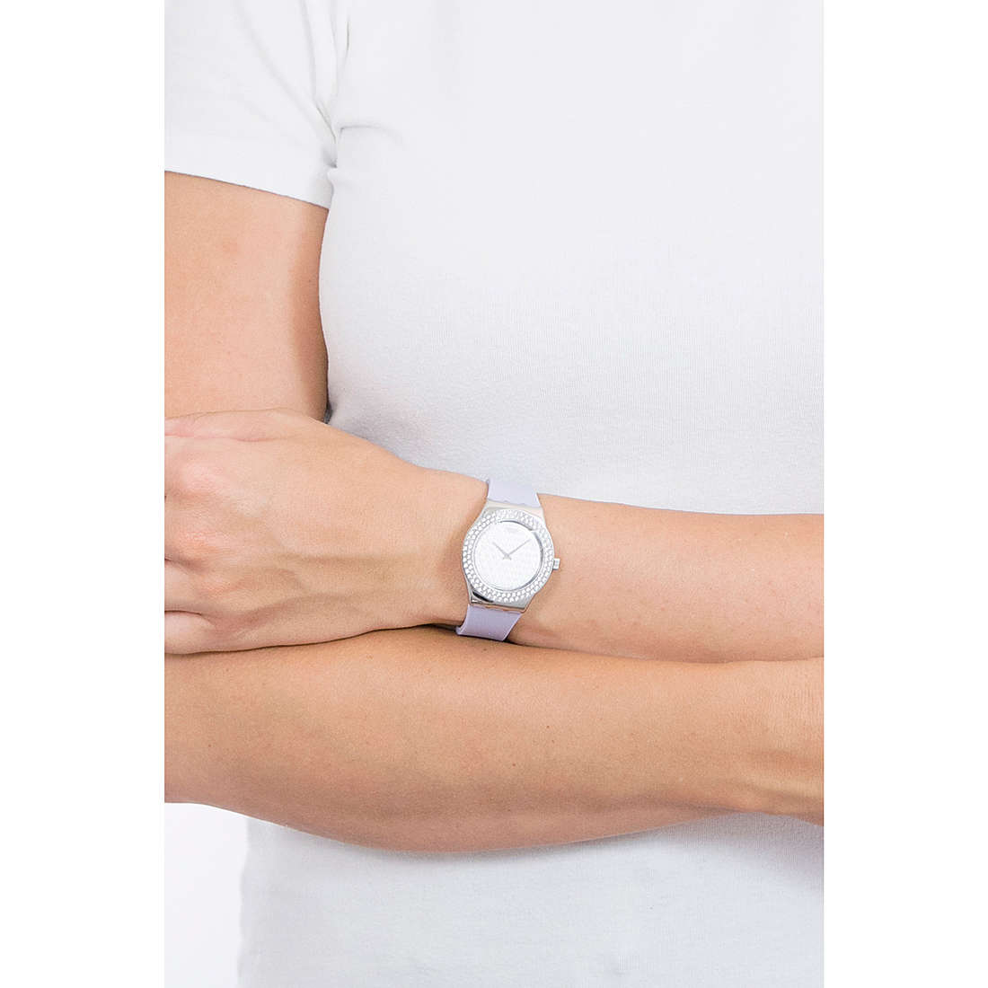 Swatch solo tempo Essentials donna YLS216 indosso