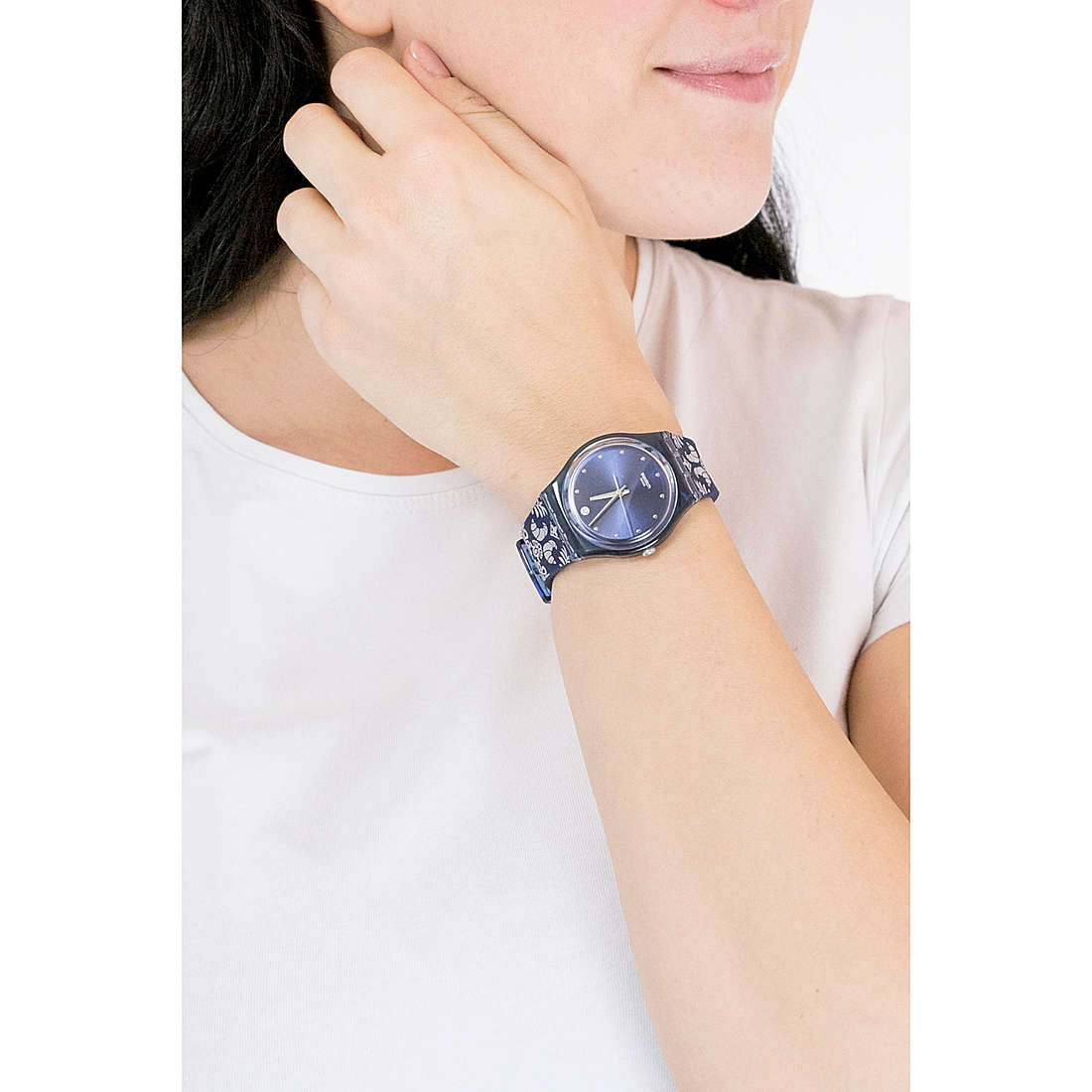 Swatch solo tempo Knightliness donna GN413 indosso