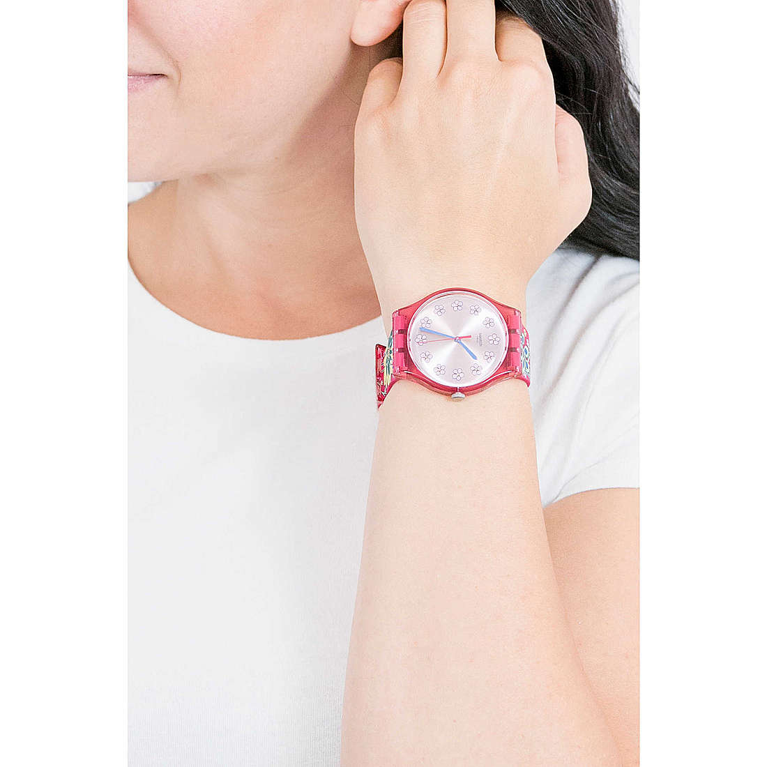 Swatch solo tempo Lovely Garden donna SUOP112 indosso