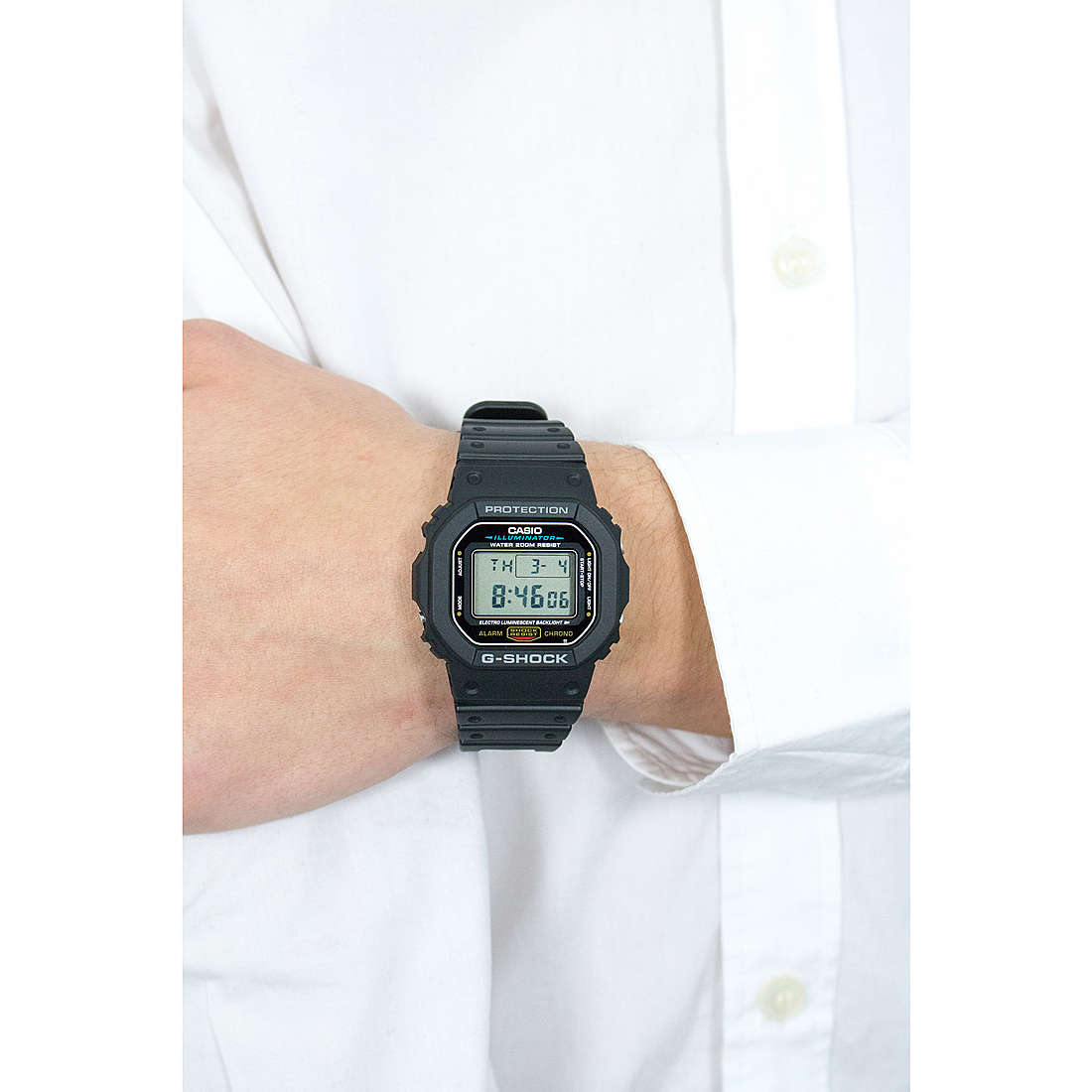 G-Shock digitali 5600-FACE uomo DW-5600E-1VER indosso