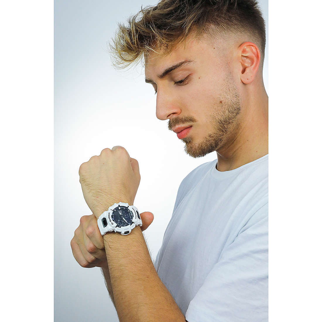 G-Shock Smartwatches G-Squad uomo GBA-900-7AER indosso