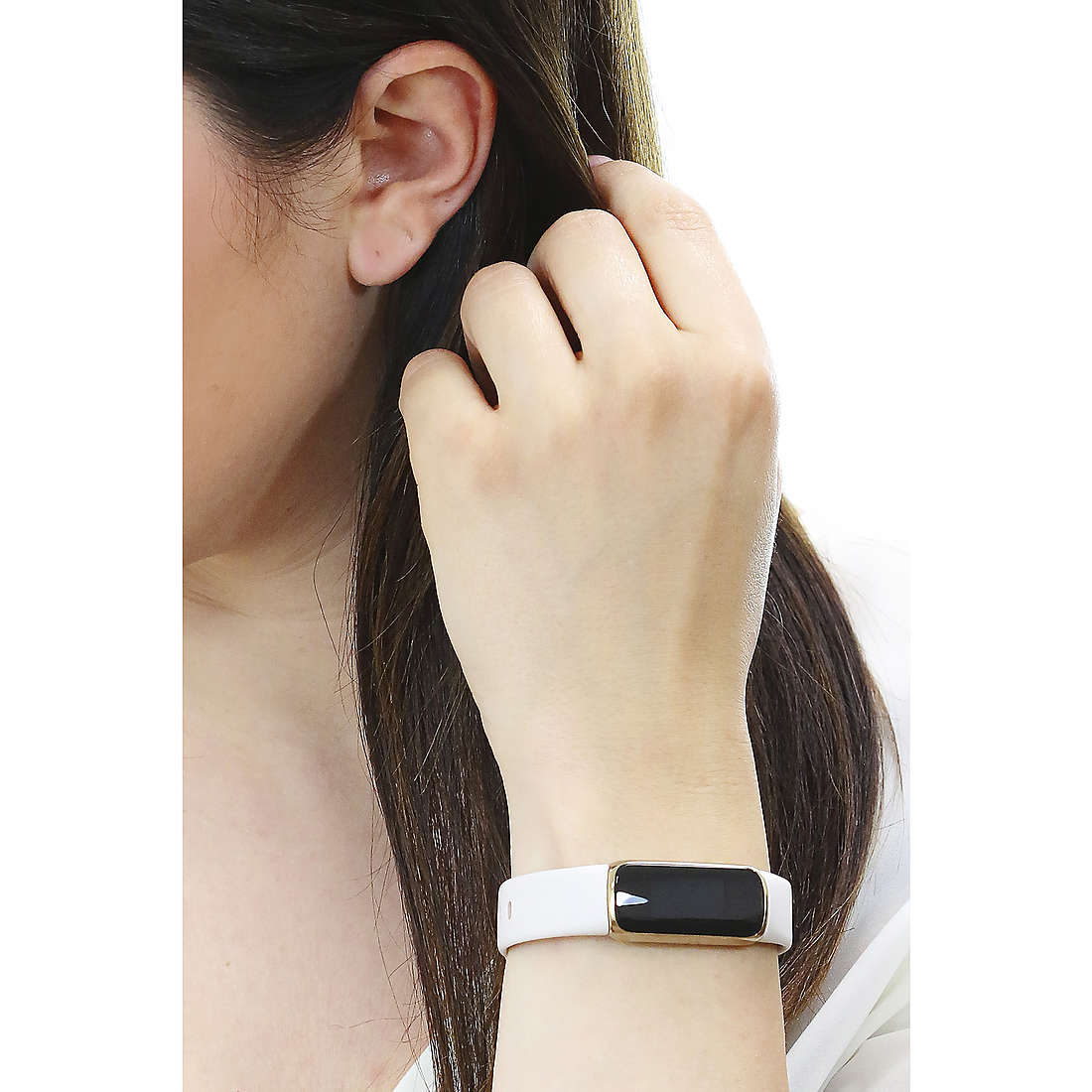 Fitbit Smartwatches Luxe donna FB422GLWT indosso