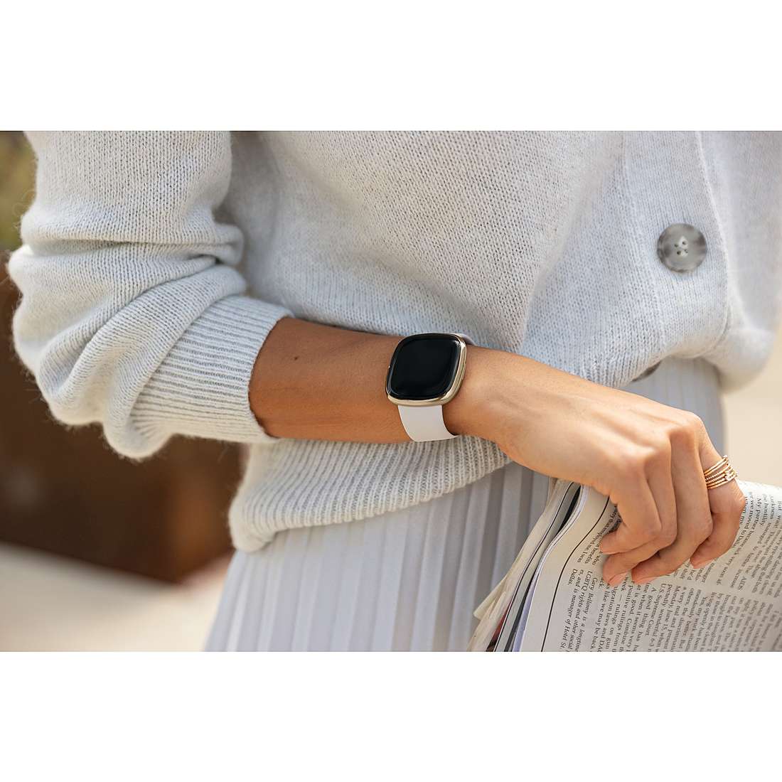 Fitbit Smartwatches Sense donna FB512GLWT indosso