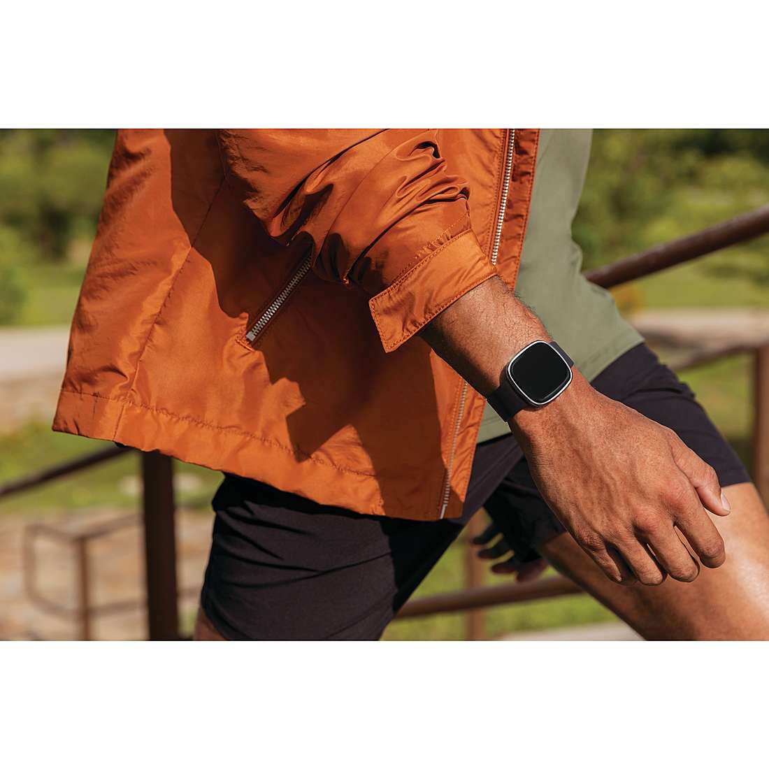Fitbit Smartwatches Sense uomo FB512BKBK indosso