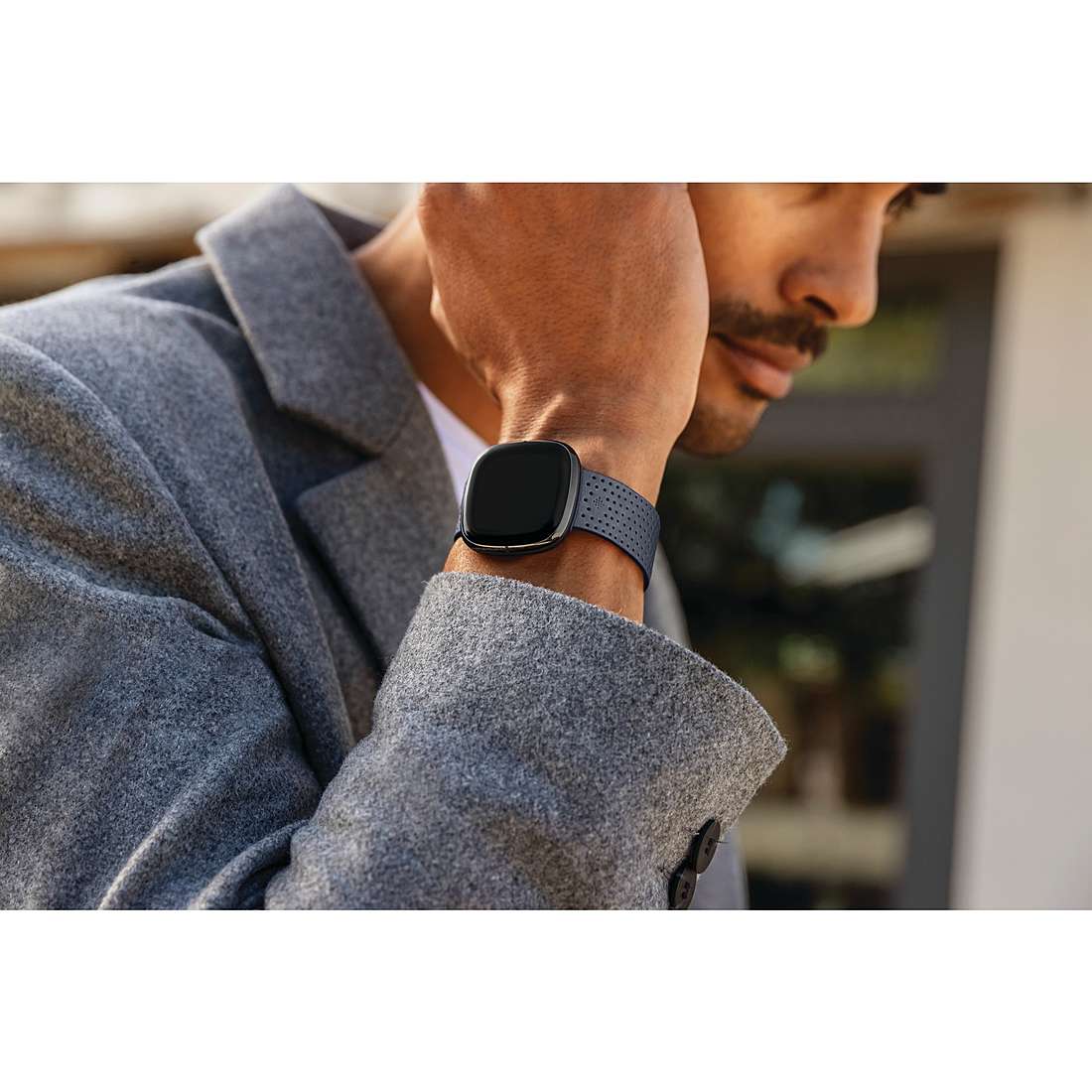 Fitbit Smartwatches Sense uomo FB512BKBK indosso
