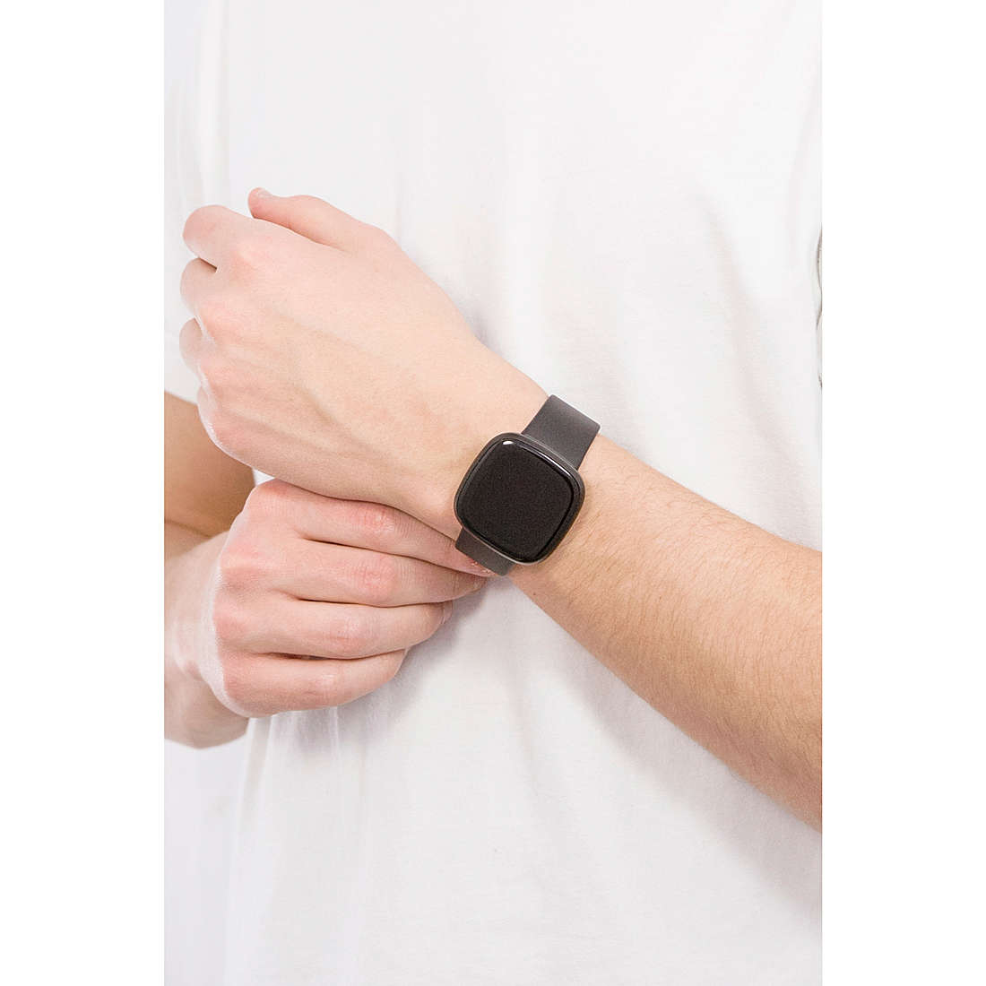 Fitbit Smartwatches Versa uomo FB511BKBK indosso