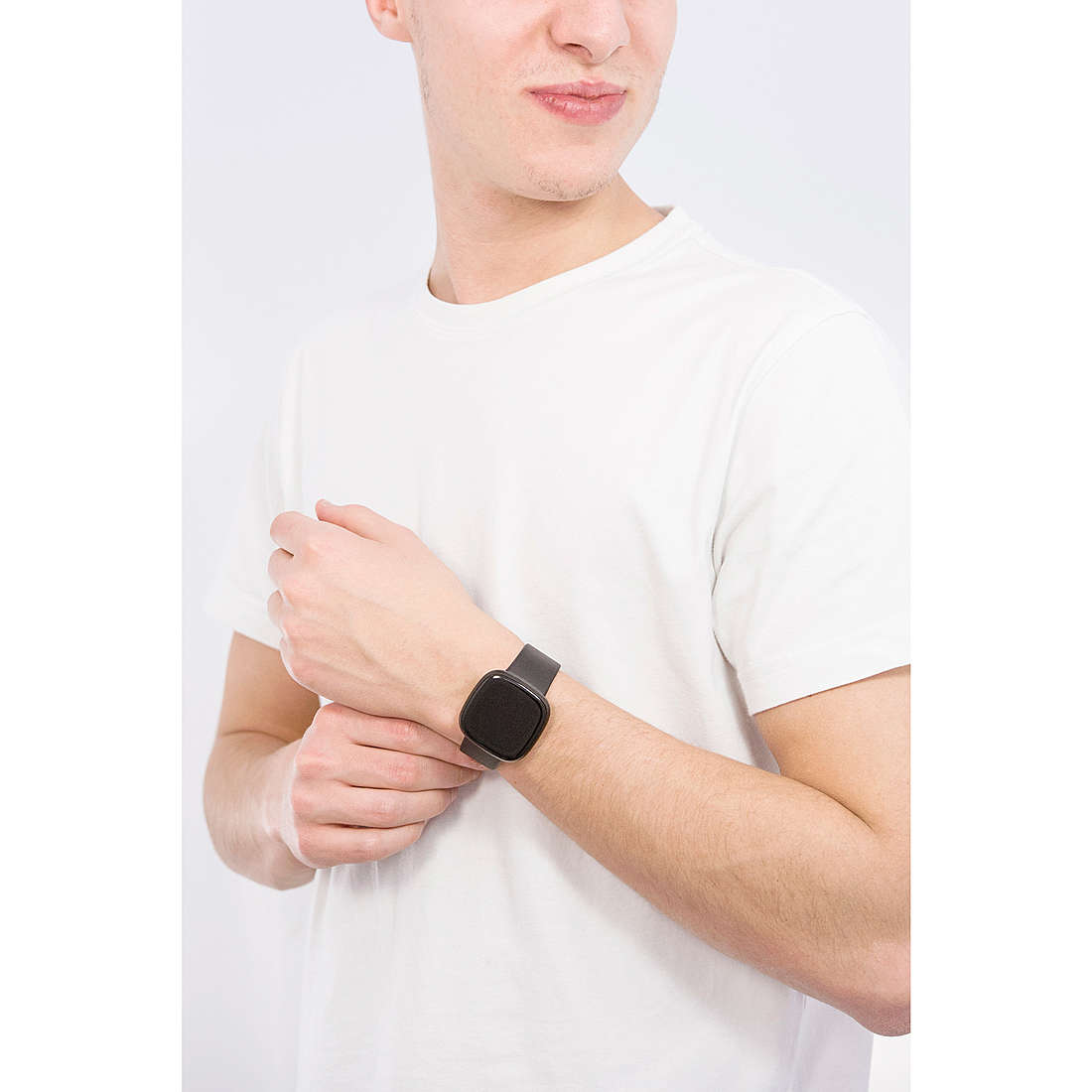 Fitbit Smartwatches Versa uomo FB511BKBK indosso