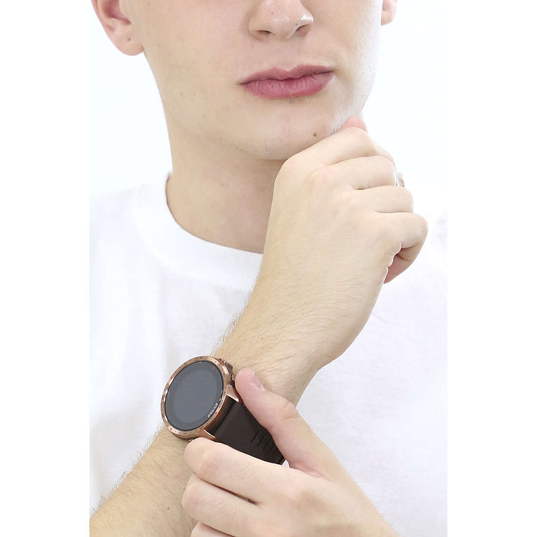 Polar Smartwatches Grit X Pro uomo 90085775 indosso