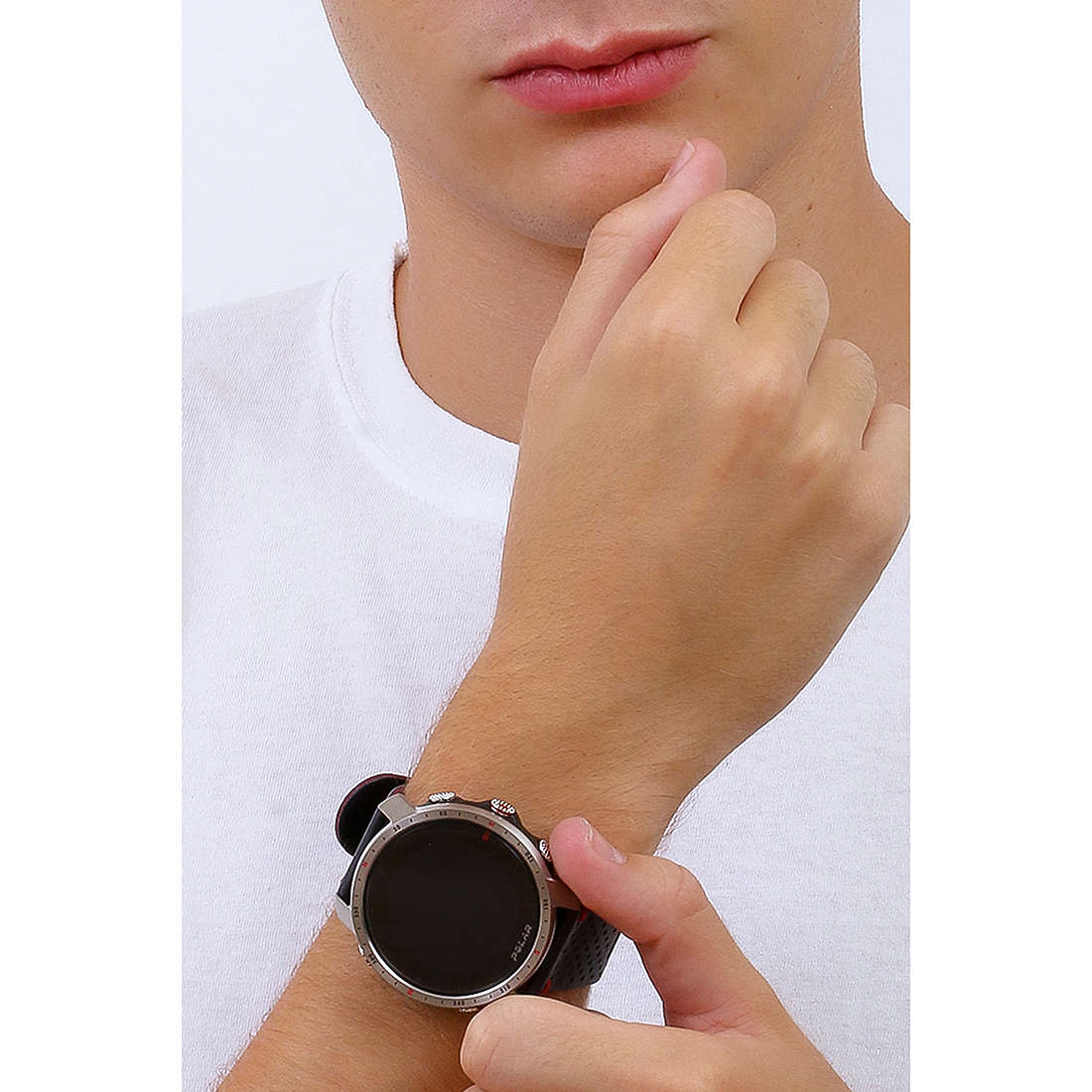 Polar Smartwatches Grit X Pro uomo 90085777 indosso