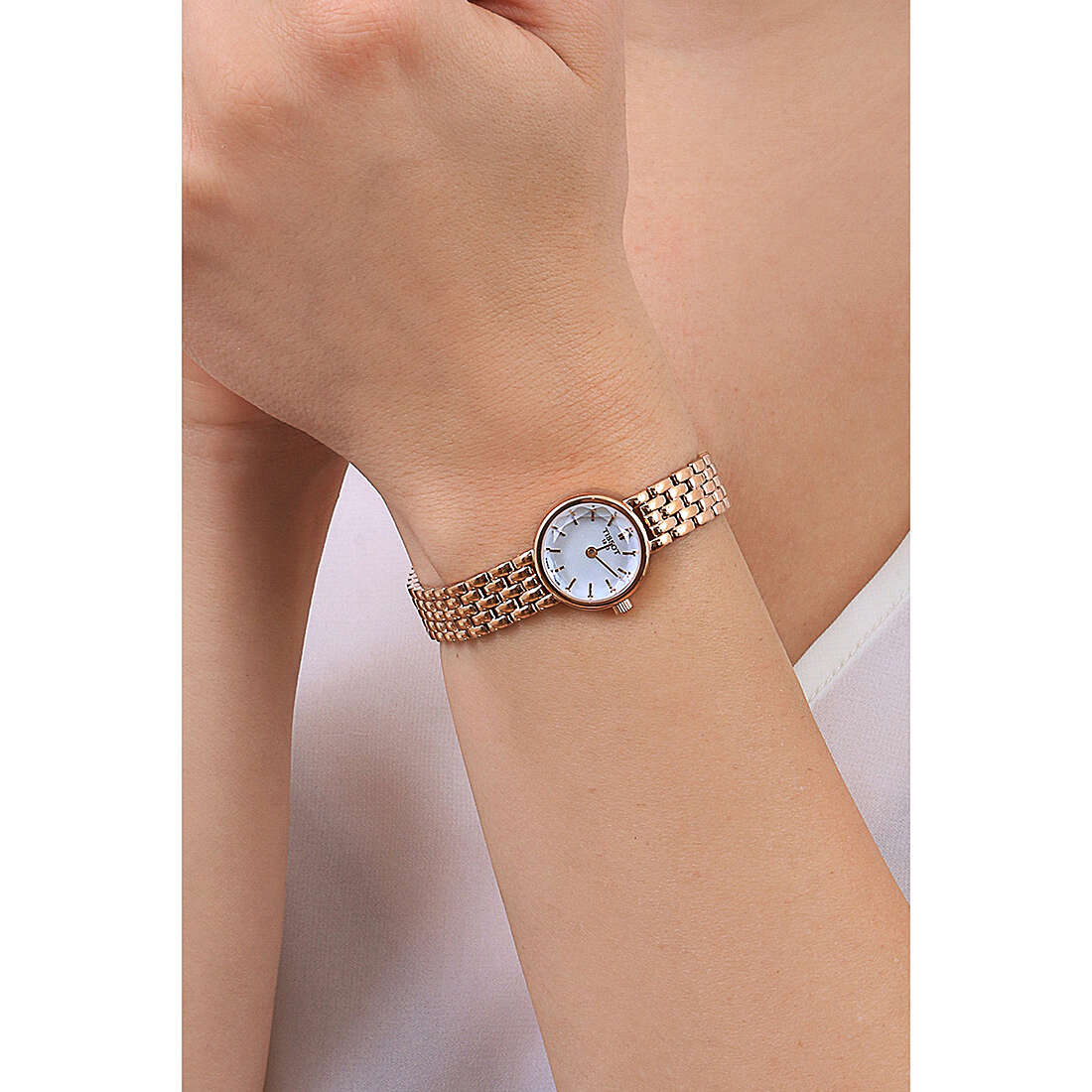 Tissot solo tempo T-Lady Lovely donna T1400093311100 indosso