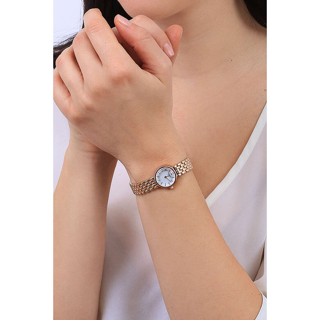 Tissot solo tempo T-Lady Lovely donna T1400093311100 indosso