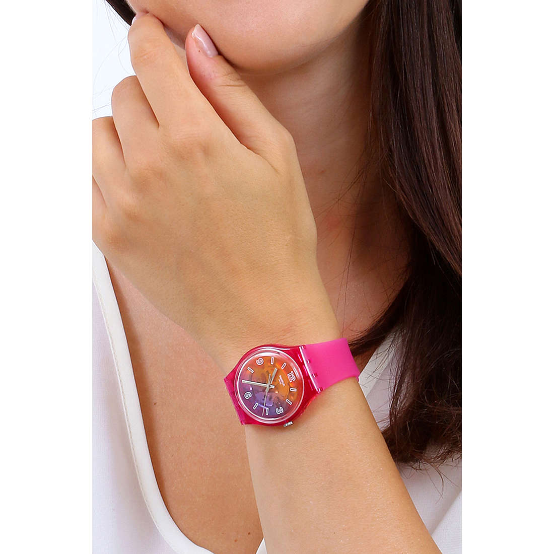 Swatch solo tempo Monthly Drops donna GP174 indosso