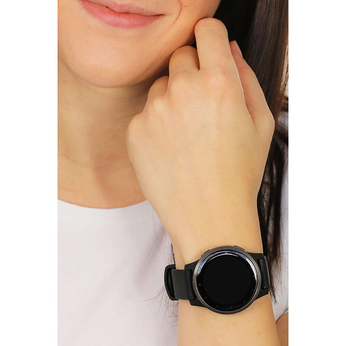Garmin Smartwatches Vivoactive donna 010-02172-12 indosso
