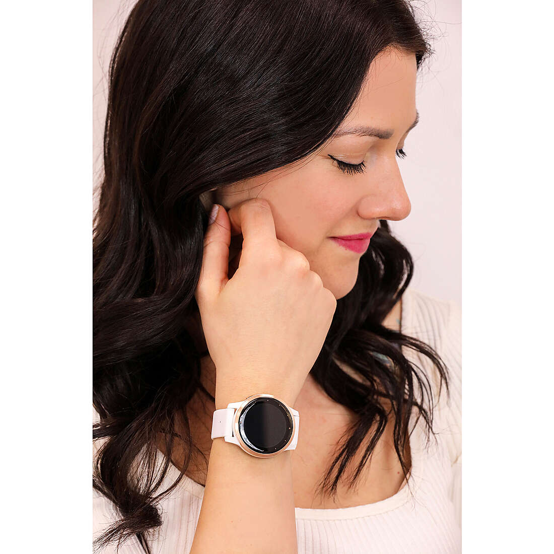 Garmin Smartwatches Vivoactive donna 010-02172-22 indosso